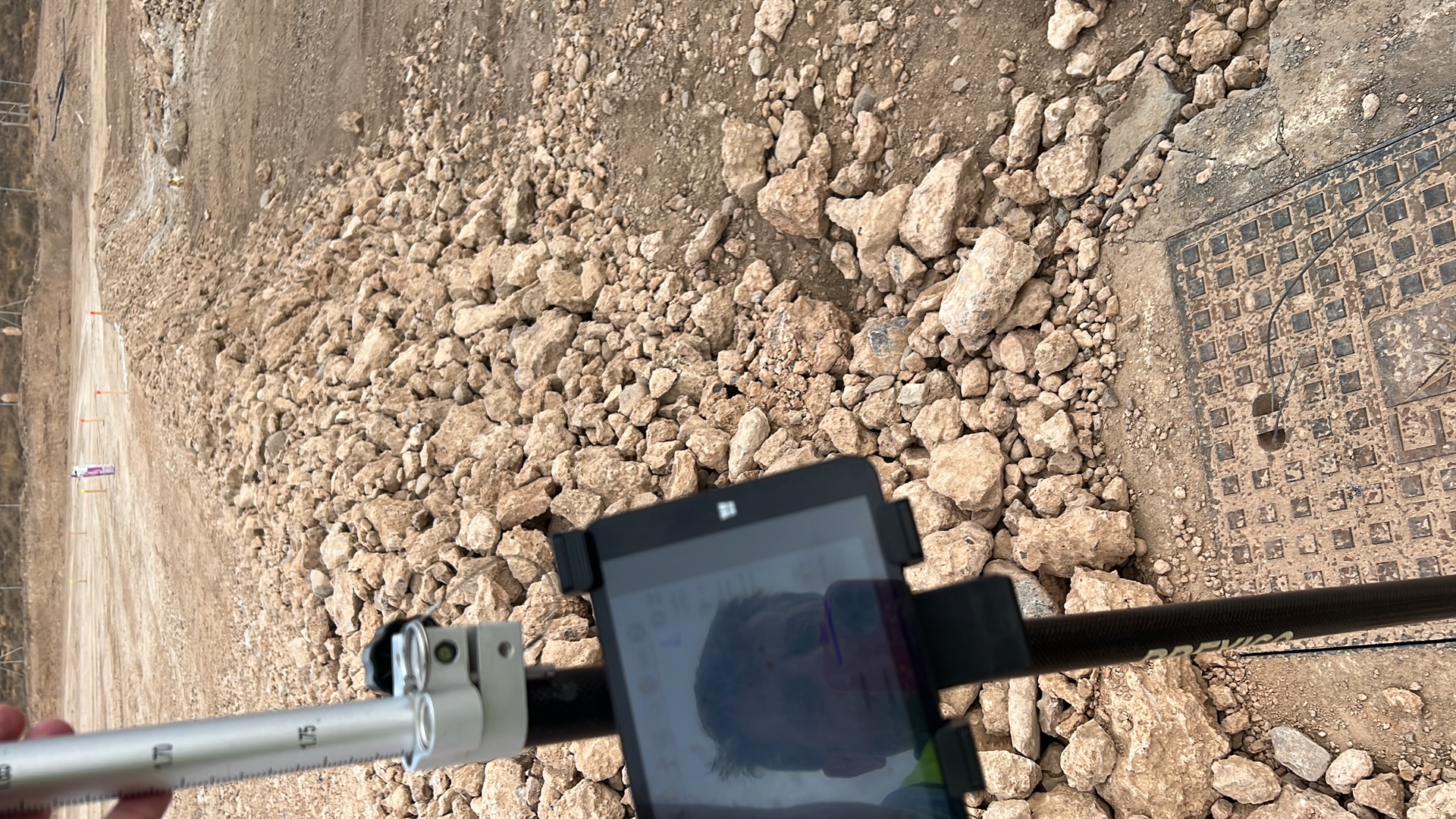 Topógrafo con estación total en terreno de Almería
